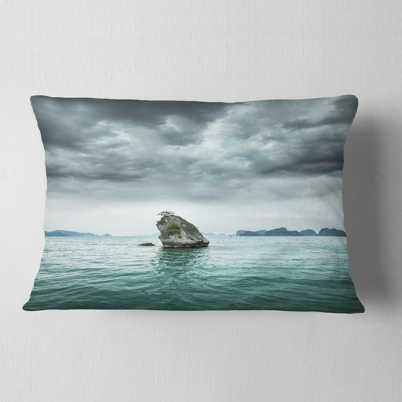 Coussin Seashore Island Rock dans la baie d'Halong, Vietnam