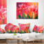Tulipes dans un abat-jour rouge - Coussin décoratif à imprimé floral-29882223-89811504
