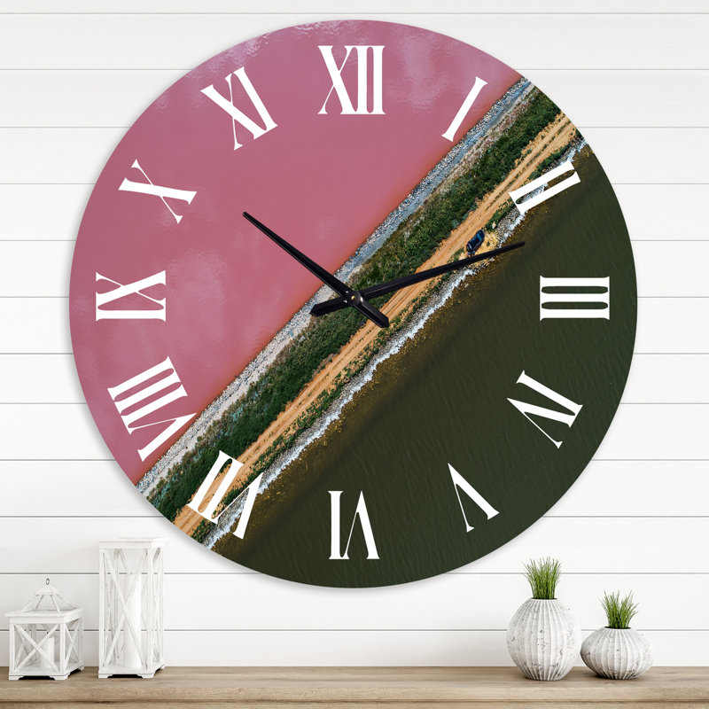 Vue aérienne du lac Rose - horloge murale traditionnelle, Moyen