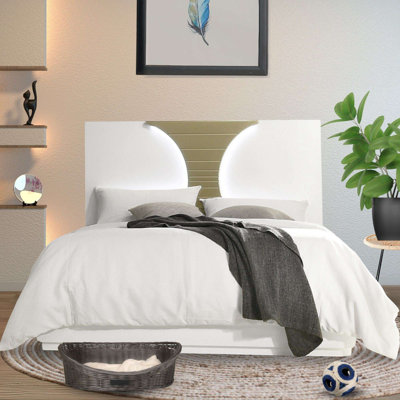 Grand lit Claire avec finition blanche, détails dorés et éclairage à DEL dissimulé, mobilier de chambre contemporain et moderne