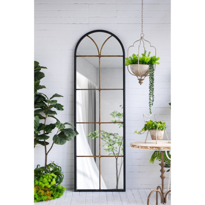 Miroir de plancher arqué noir et doré de 23,5 po x 74,5 po, rehaussant l'ambiance de la pièce, reflétant clairement le miroir doré, 23,5 po x 74,5 po, design, reflet transparent, idéal pour les espaces de vie