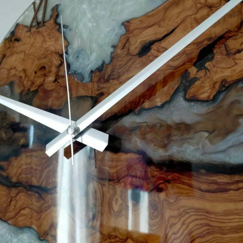Horloge murale bicolore époxy et bois d'olivier, H 24 po x l 24 po x P 2 po