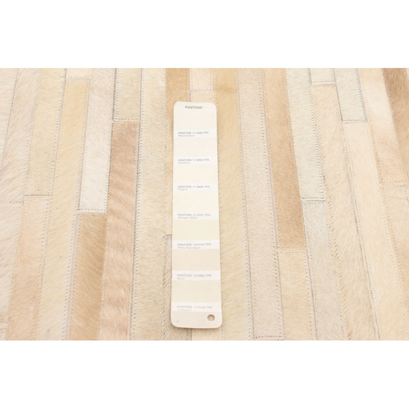 Tapis ivoire en peau de vache Samar
