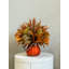 Arrangement de feuilles Astilbe and Harvest Leaf dans un pot en verre de citrouille