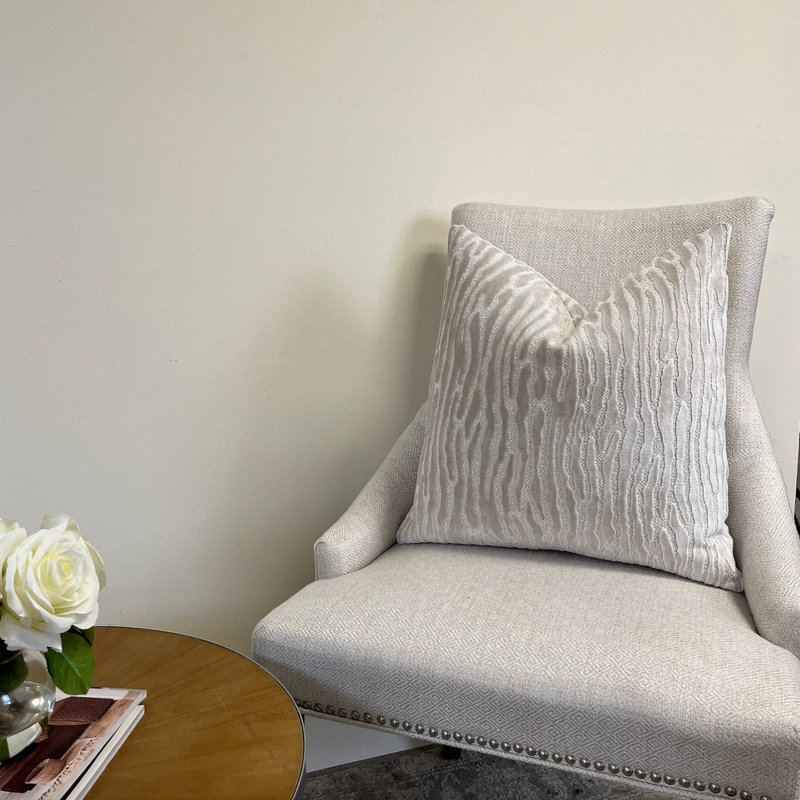 Housse de coussin décoratif rayée en velours, Blanc / rayé crème, H 20 po x l 20 po