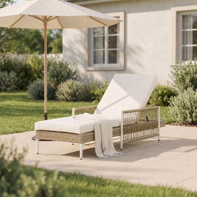 Chaise longue d'extérieur en rotin PE toutes saisons, fauteuil de patio minimaliste en osier avec inclinable réglable à 6 vitesses, accoudoirs et coussin pour la piscine, la terrasse
