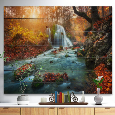 Rivière qui coule rapidement dans la forêt, art graphique