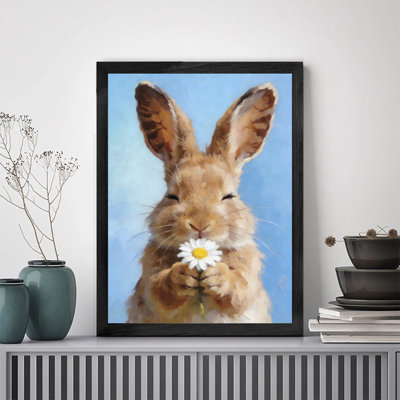 Décoration murale luxueuse avec cadre en bois noir et lapin tenant une fleur, décoration murale élégante