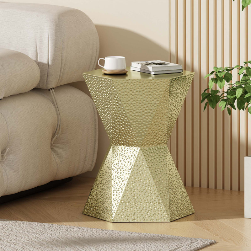Élégante table d'appoint hexagonale avec structure en fer durable et texture élégante pour une utilisation intérieure et extérieure