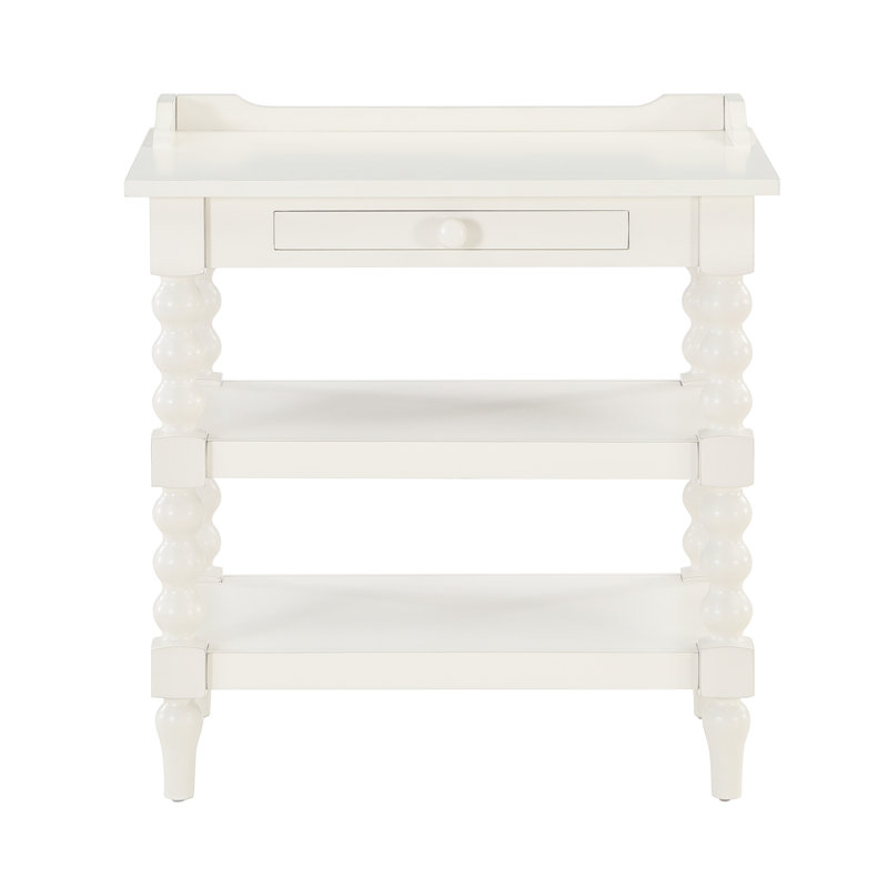 Table de chevet avec finition blanc antique, faite de bois franc massif et de placages de chêne, deux tablettes de rangement, un plateau coulissant, des pieds tournés à la bobine, une conception compacte du plateau supérieur sur le dos, un placage, une structure inférieure et une structure