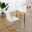 Chaises de salle à manger modernes en similicuir avec pieds en métal, conception ergonomique pour le confort et le style dans plusieurs pièces.