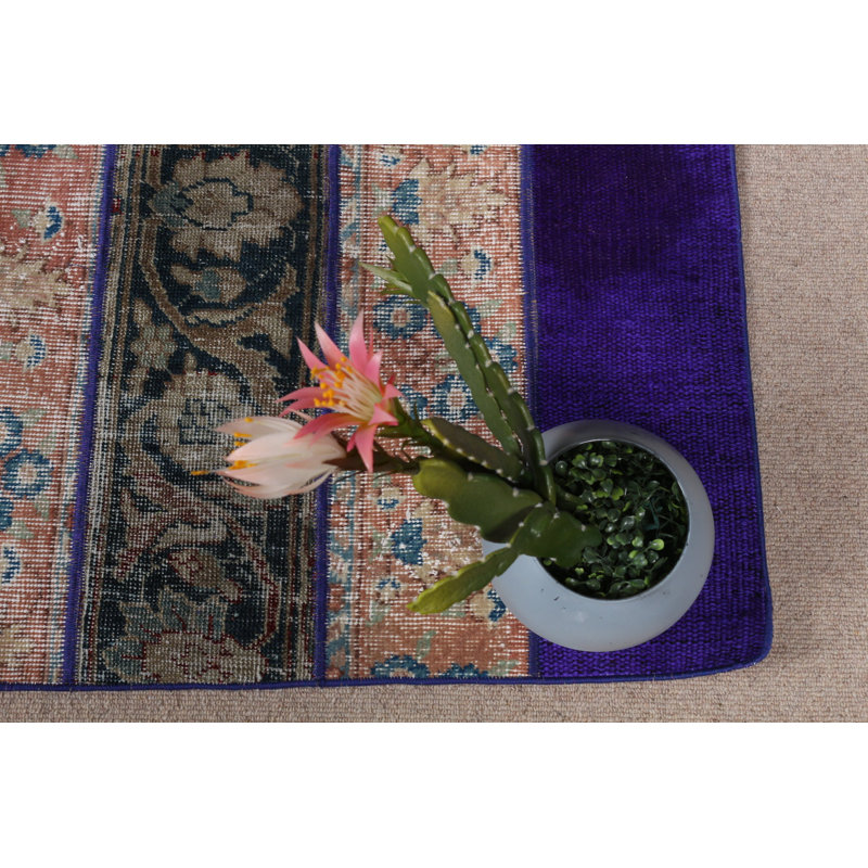 Un tapis turc rétro de couleur mauve unique pour le hall d'entrée en fait un tapis de porte élégant et une idée cadeau idéale