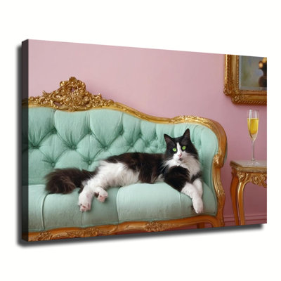 Fluffy Tuxedo Cat reposant sur un canapé rétro de style rococo, grande impression sur toile tendue avec châssis pour salon, chambre à coucher