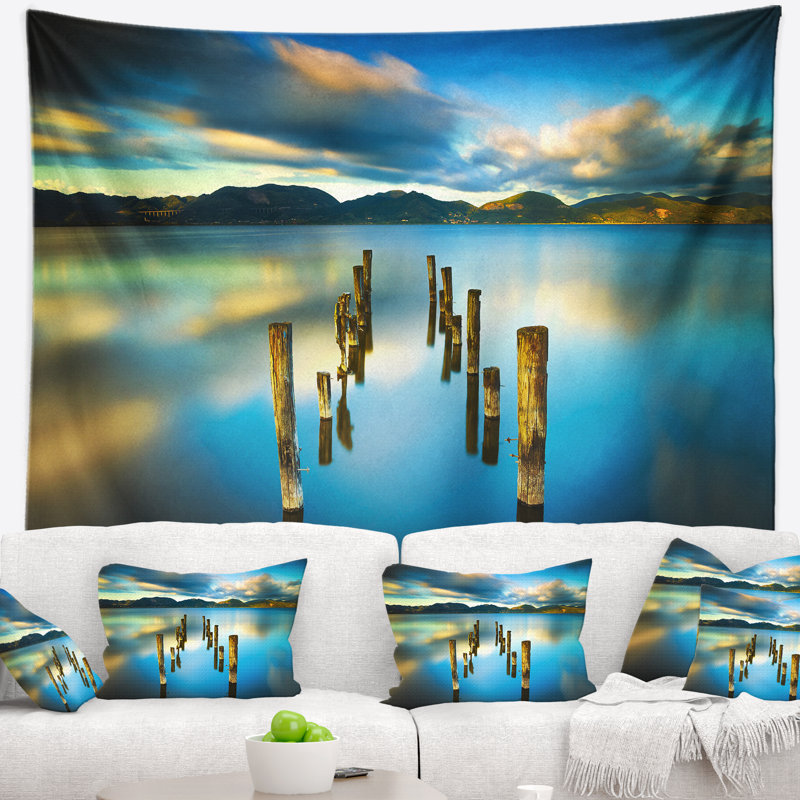 Tapisserie «Seascape Cloudy Lake» avec jetée brisée, H 32 po x l 39 po