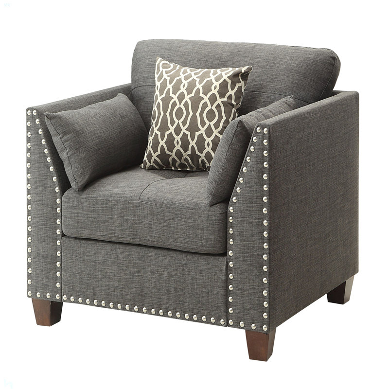 Chaise avec accoudoirs évasés gris clair et coussins décoratifs