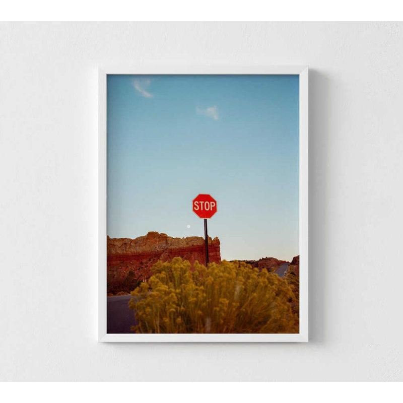 «Abiquiu Sunset Print», œuvre d'art du paysage désertique , H 5 po x l 7 po, Impression encadrée sans passe-partout, Blanc
