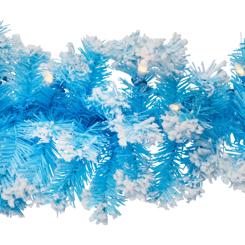 Guirlande de Noël en pin artificiel pré-éclairé avec flocons de 9 pi, Bleu ciel