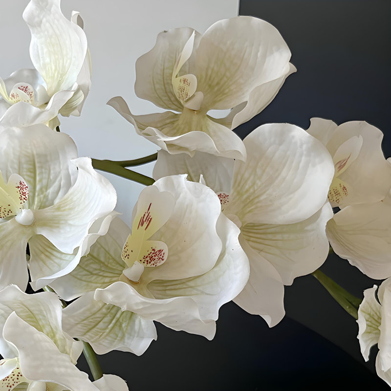 Ornements de fleurs simulées