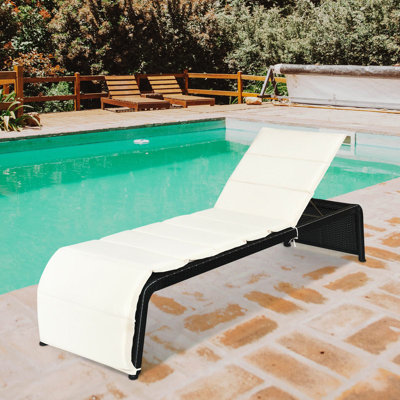 Chaise longue inclinable en rotin