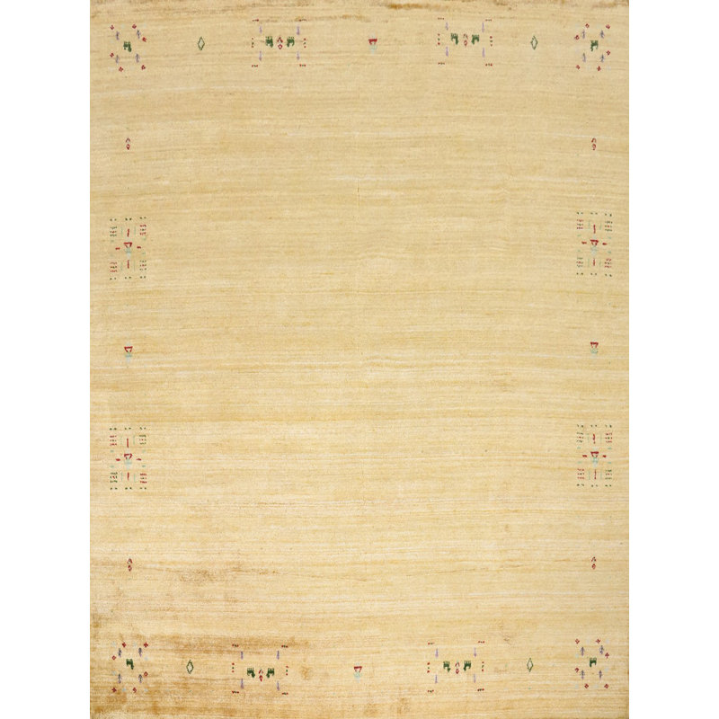 Tapis doré minimaliste de style Gabbeh 10 x 10 avec des accents tribaux subtils
