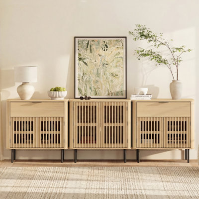 Meuble d'appoint de 240 cm (94,5 po) avec 6 portes à lattes et 2 tiroirs, dosseret moderne au design cannelé minimaliste, idéal pour le salon, la cuisine, la salle à manger ou le couloir.