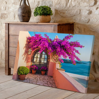 Toile, un vibrant passage ensoleillé encadré par Lush Bougainvillea dans un art mural vif aux teintes roses en cascade sur une porte arquée rustique