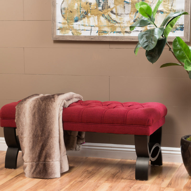 Élégant tissu rouge avec une touche royale et des pieds en demi-cercle modernes avec touche classique