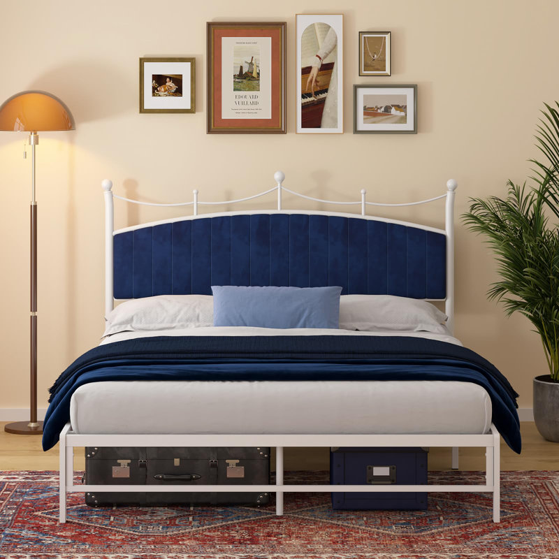 Grand lit en métal bleu avec tête de lit tapissier en velours et rangement, Blanc / bleu