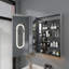 Pharmacie éclairée 24 po x 36 po avec miroir, encastré ou en surface, porte gauche / droite, antibuée, horloge, prise de courant et port USB