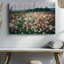 Toile, un éclatant champ de fleurs sauvages éclatant avec un tableau de délicates fleurs murales en blanc doux et des touches de rouge sur toile-745715989