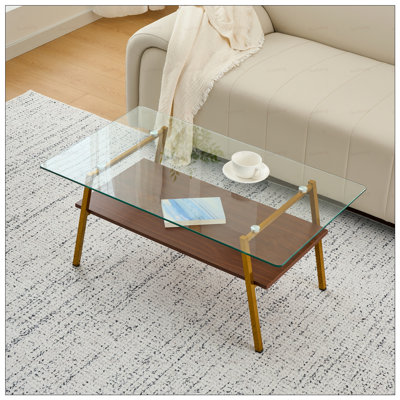 Table basse rectangulaire avec plateau en verre trempé et pieds en métal doré, pour un décor de salon moderne