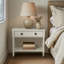 Grande table de chevet en bois avec rangement, crème antique, design d'inspiration rétro