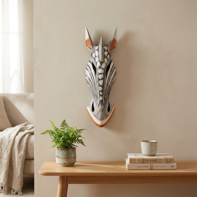 Masque de girafe africain tribal en bois sculpté à la main sur plaque murale Décoration de sculpture décorative faite à la main Motif de perle: 20 po de hauteur x 6 po de largeur x 2,5 po de profondeur