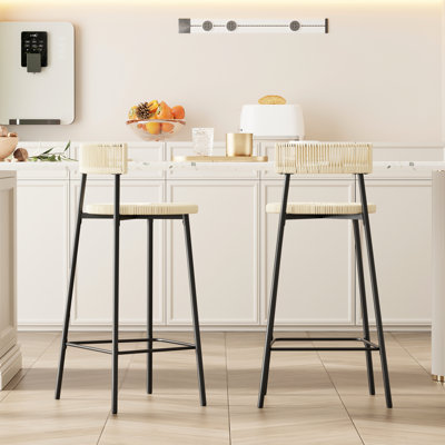 Comptoir de 2 tabourets: chaises de bar en corde de papier faites à la main. Style pour le café. Base en métal, siège blanc crème. Et une salle à manger confortable. Fonctionnel