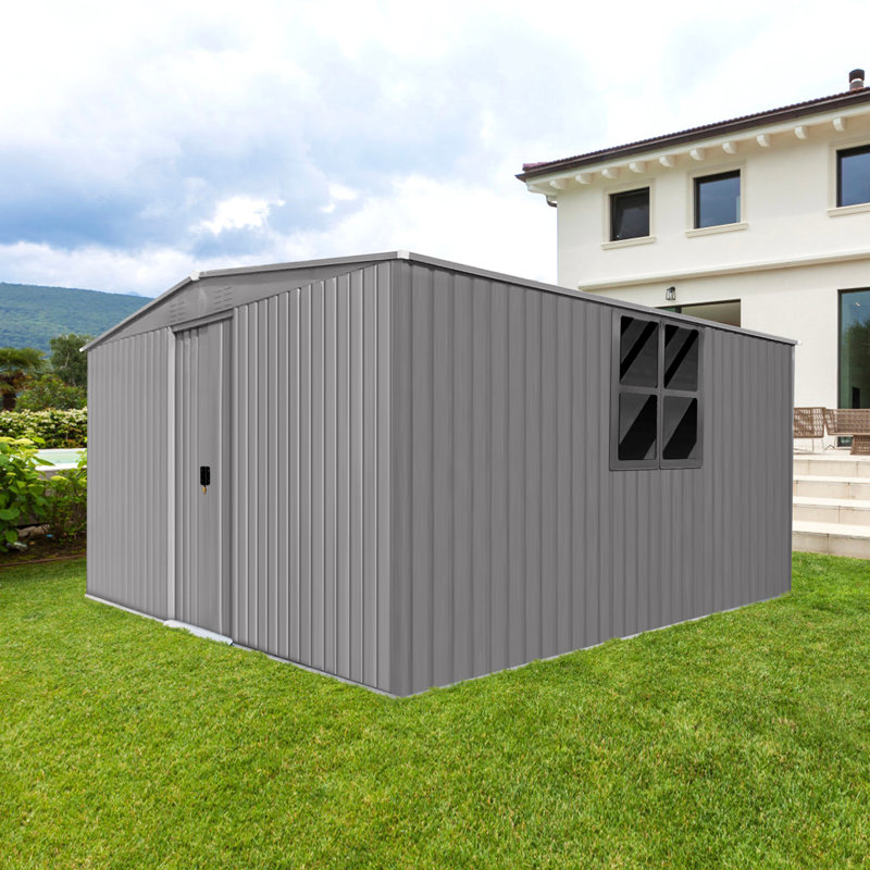 La nouvelle remise extérieure de 14 pi x 12 pi possède deux fonctions: une remise en métal et une remise en bois de chauffage, plus adaptée à l'hiver
