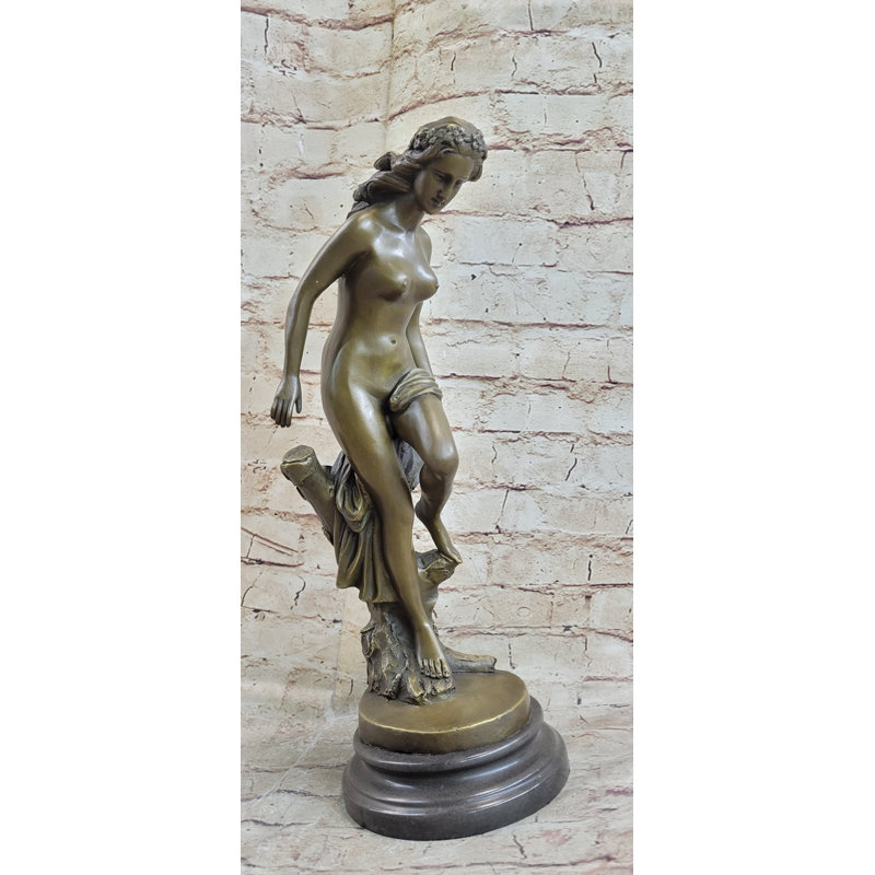 Sculpture en bronze de la déesse féminine nue
