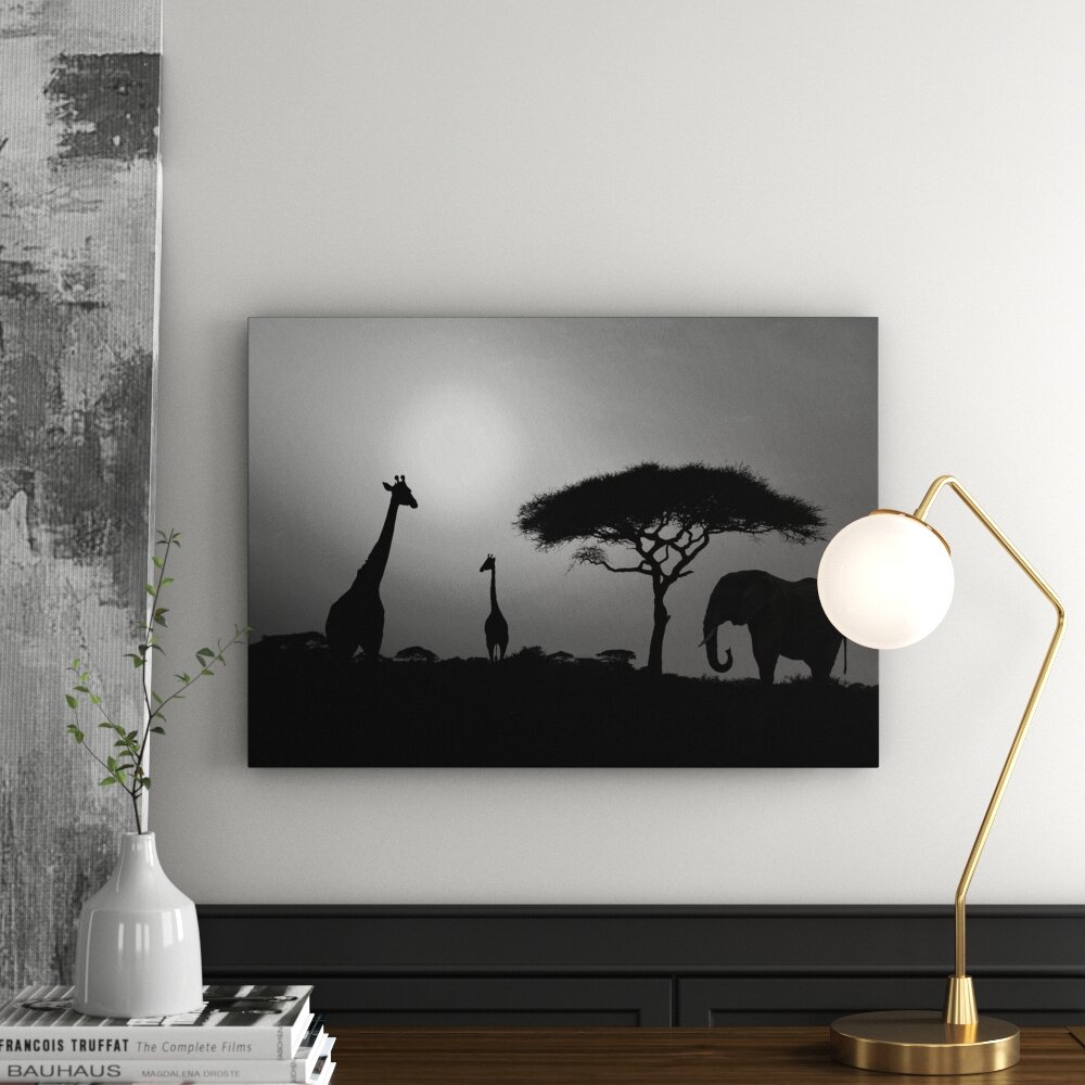 Leinwandbild „Sonnenuntergang-  Elefant und Giraffen in Afrika“, Fotodruck