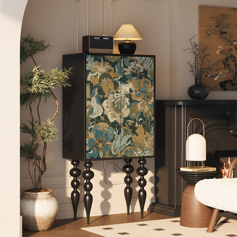 Commode en bois massif de style français