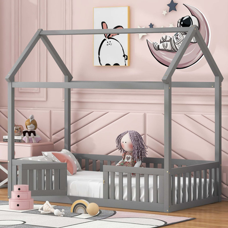 Lit en bois avec clôture et porte, gris