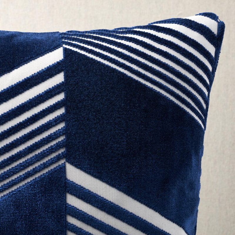 Coussin en velours Schumacher x Victor Glemaud, Bleu, H 20 po x l 20 po
