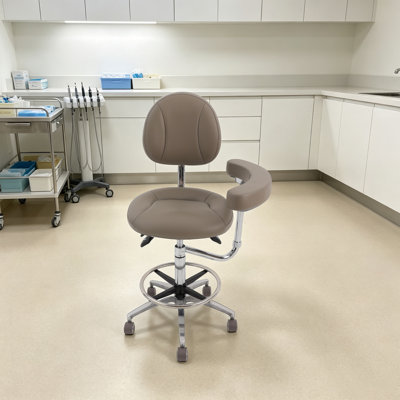 Fauteuil roulant à hauteur réglable avec roulettes
