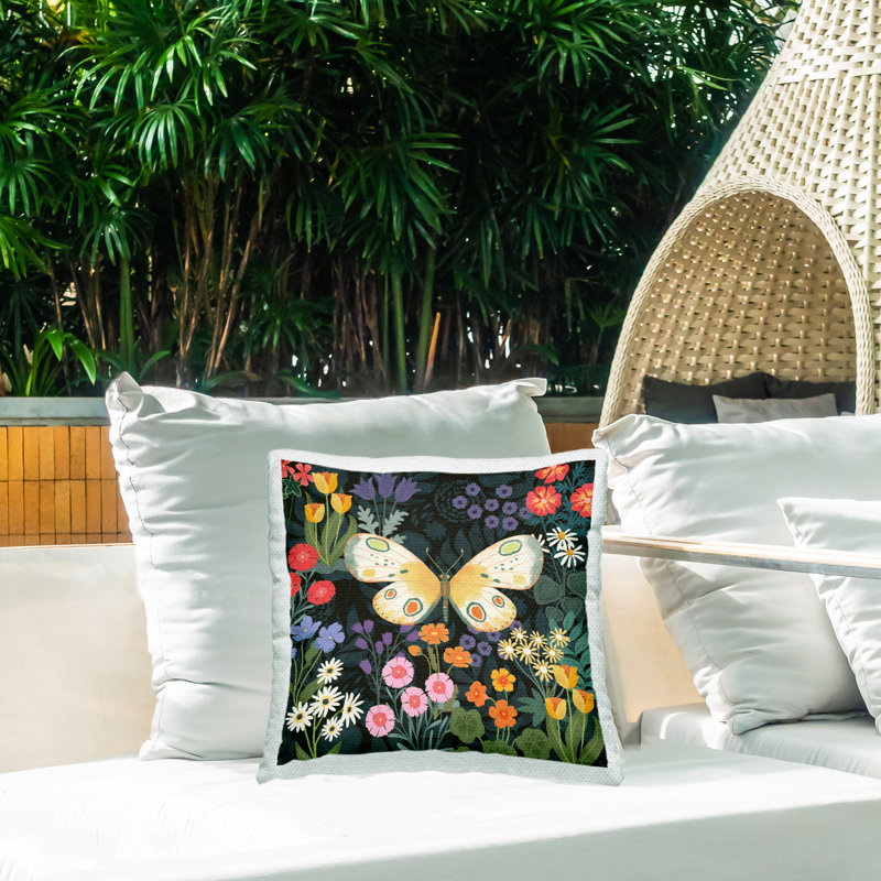 Coussin décoratif à motif de papillon dans le jardin par Jennifer Brinley Levison Designs