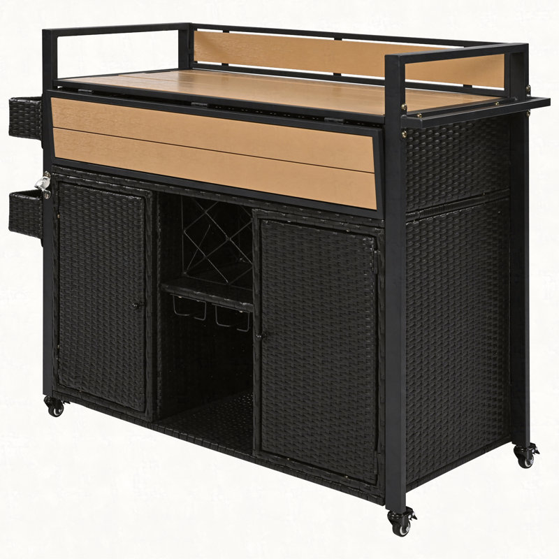 Chariot de barbecue extérieur en osier l 52,8 po avec plateau en bois en plastique, îlot de cuisine sur roulettes avec armoire de rangement, pour patio, jardin, piscine, conception à deux poignées