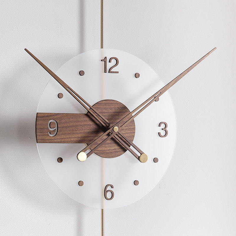 Horloges murales analogiques rondes en noyer