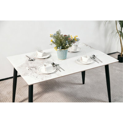 Table de salle à manger moderne et minimaliste (1,2 m) avec plateau en pierre frittée blanche et pieds en métal noir effilés pour une cuisine ou une salle à manger contemporaine