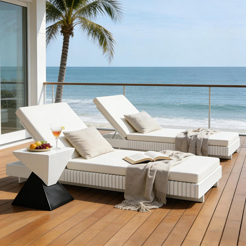 Chaise longue d'extérieur avec coussin hydrofuge crème