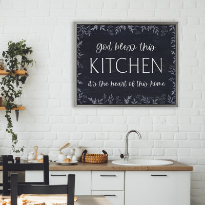 Cadre de cuisine flottant au cœur de cette maison, design par Annie Lapoint