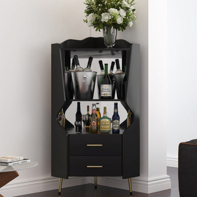 Bar d'angle en bois avec dossier en miroir, tablettes ouvertes, tiroirs et pieds surélevés