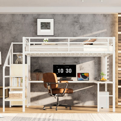 Grand lit mezzanine à grain de bois blanc avec escaliers, rangement à DEL et encastré pour le confort de la chambre d'un adulte