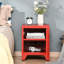 Table d'appoint industrielle rouge, avec porte de style casier et tablette réglable pour un usage domestique